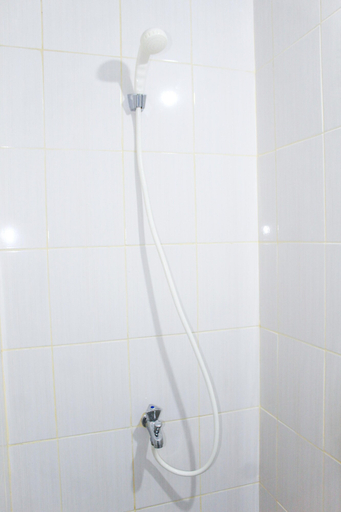 Bathroom 3, Warm Studio Apartment at Ayodhya Residences, Tangerang