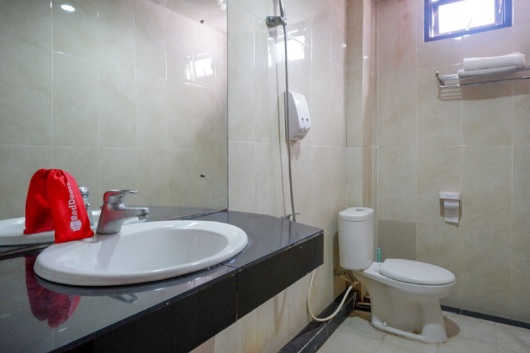 Bathroom 4, RedDoorz Plus @ Cameloan Hotel Palu, Palu