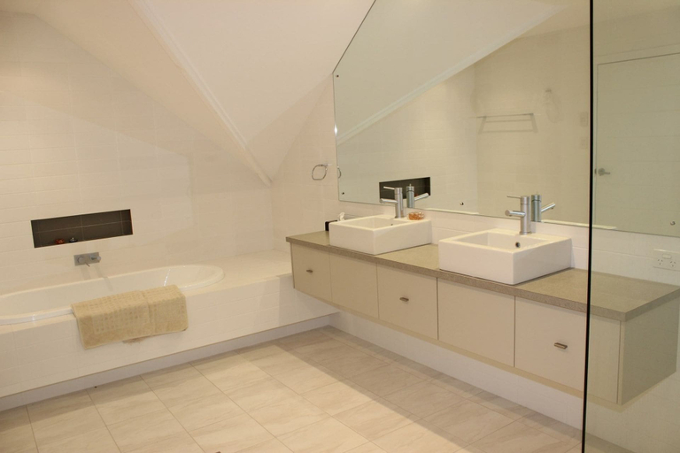 Bathroom 4, Ama Worimi, Great Lakes