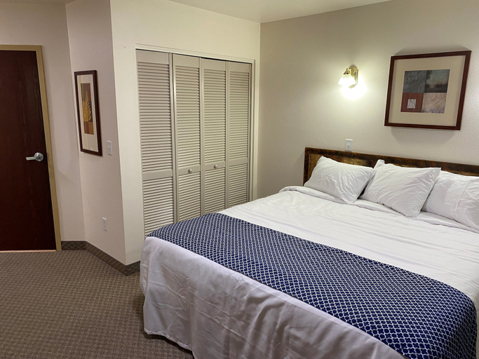 Bedroom 5, Red Rock Lodge, Custer