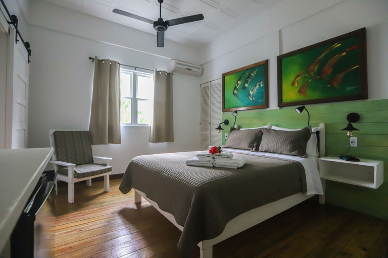 Bedroom 4, Treetops Hotel