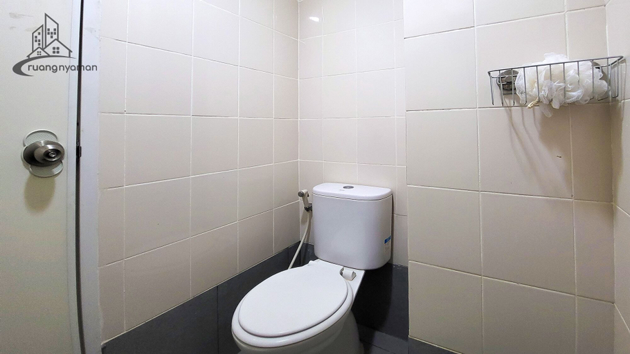Bathroom, Akasa Apartement by Ruang Nyaman, Tangerang Selatan
