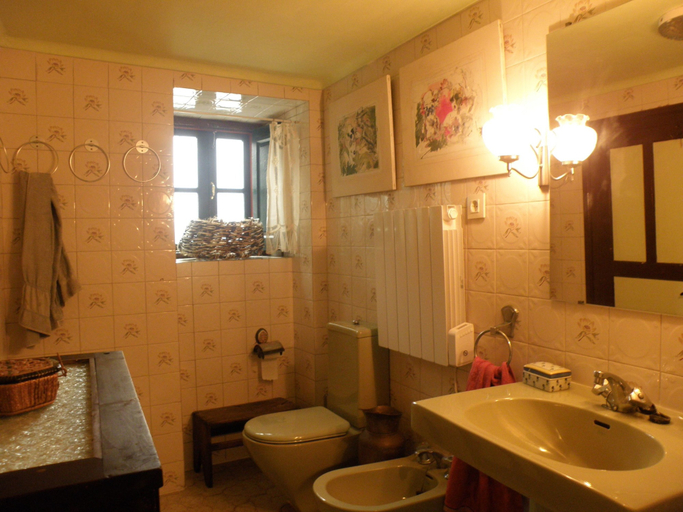 Bathroom 4, The Old Palace Tower / La Torre del Palación, Asturias
