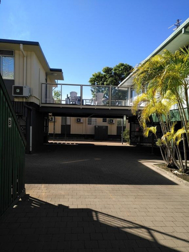 Exterior & Views 2, Irish Club Accommodation, Mount Isa