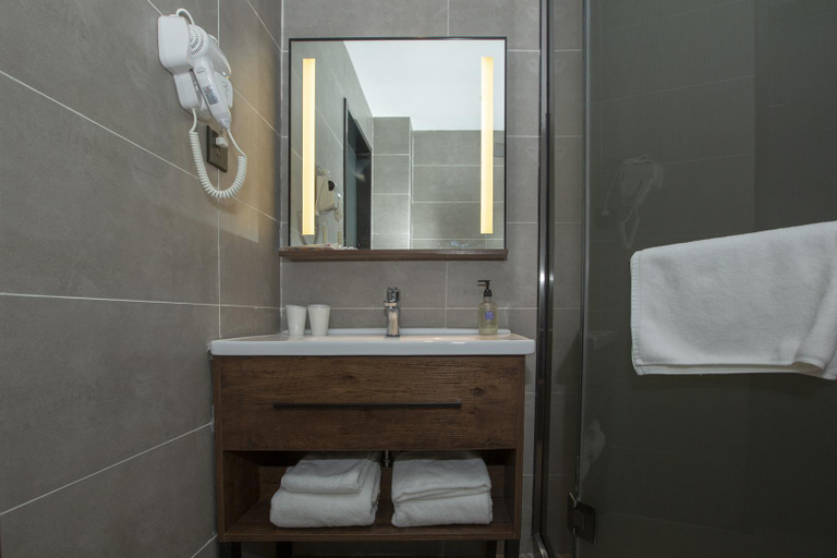 Bathroom 3, Hanting Hotel Baoji Fengxiang Yongxing Road, Baoji