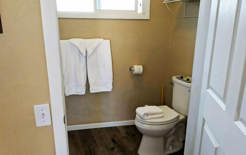 Bathroom 2, Paiute Trails Inn, Piute