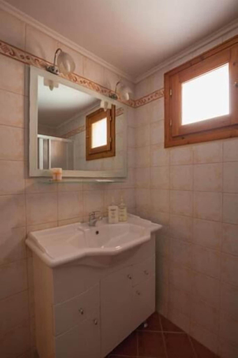 Bathroom 5, Odos Oneiron, Central Greece