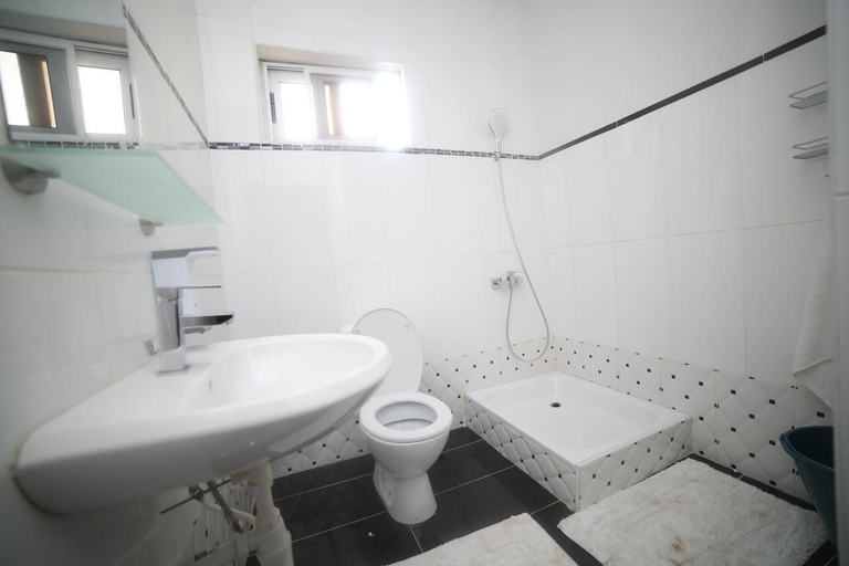 Bathroom 3, Akmary Guest House, Accra