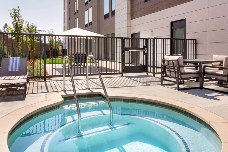 Sport & Beauty 5, La Quinta Inn & Suites Santa Rosa Sonoma, Sonoma