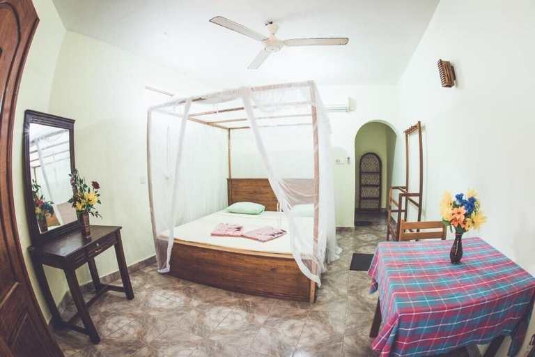 Bedroom 3, Rupa's Hotel Arugambay, Pothuvil