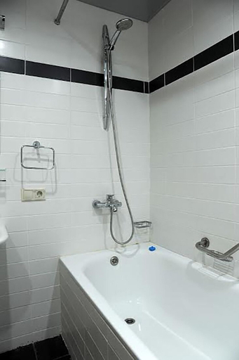 Bathroom 4, Rustaveli Besiki Apartments, Tbilisi