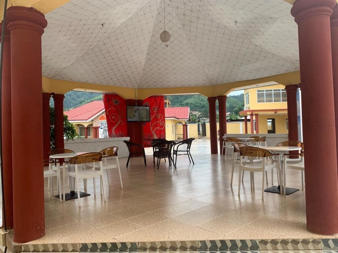 Food & Drinks, Monipee Hotel, Adansi North