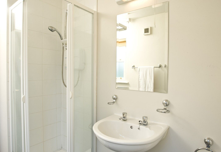 Bathroom, Forest Haven HH No 4