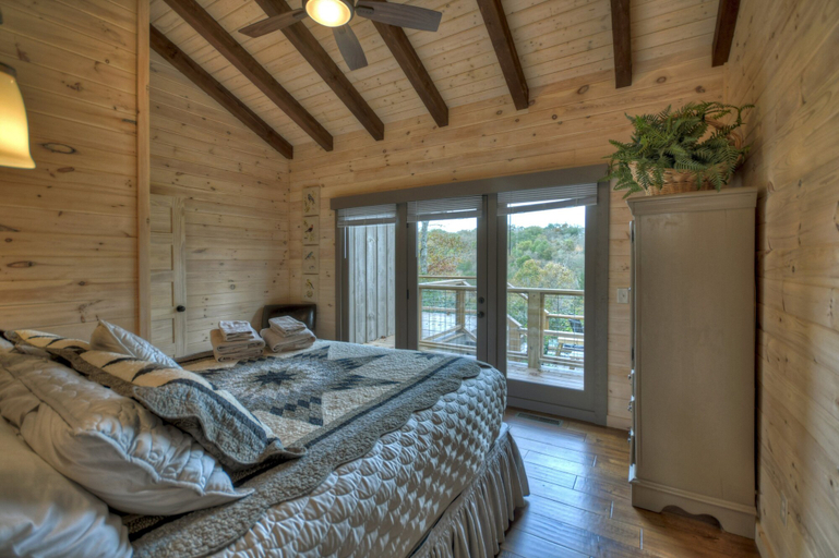 Bedroom 1, Blueberry Hill, Fannin