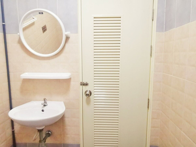 Bathroom 3, Pratubjai Hotel, Sattahip