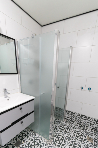 Bathroom 5, Nahal Oz 33