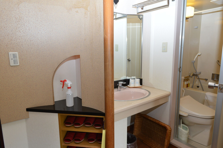 Bathroom 3, Yataro & Yataro Minamikan, Nagasaki