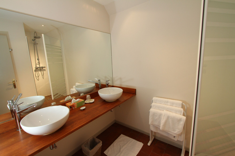 Bathroom 5, Le Clos Xavianne, Nord