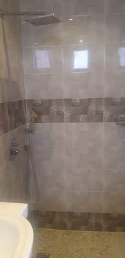 Bathroom 3, Les Salysiens, Mbour