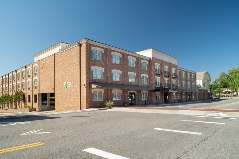 Exterior & Views