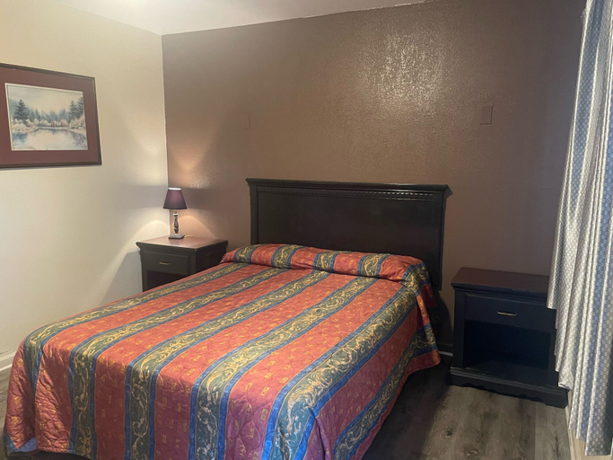 Bedroom 5, Colton Motel, San Bernardino