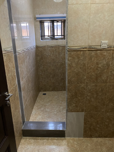 Bathroom 4, 3-bed Apartment, Sleeps 6 With Wi-fi, Tema