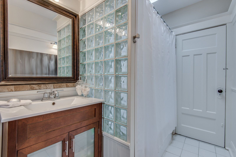 Bathroom 3, Applewood Suites - Danforth Avenue, Toronto