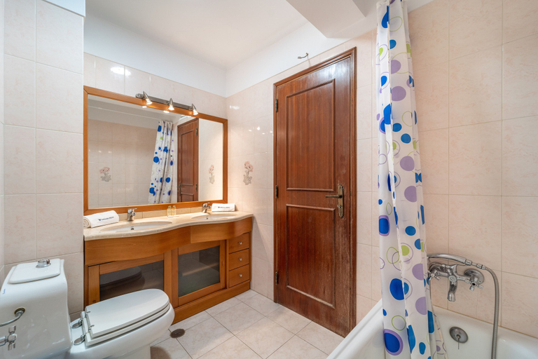 Bathroom 4, Quarteira Beach – 2nd D by HelloVacations, Loulé