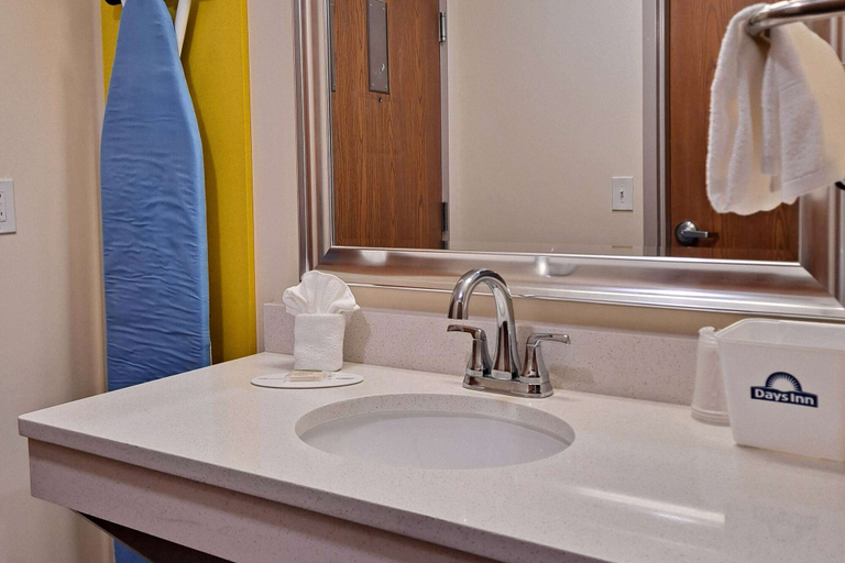 Bathroom 4, Days Inn by Wyndham Grayson, Carter