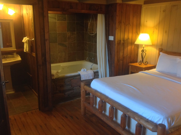 Bedroom 3, The Smokehouse Lodge and Cabins, Grundy