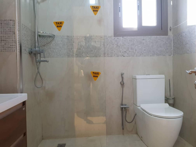 Bathroom, Biagui Apartment, Guédiawaye