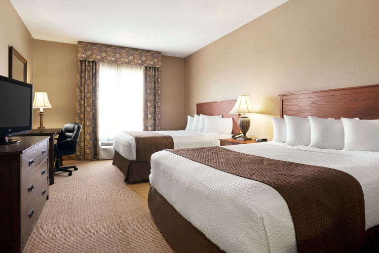 Bedroom 3, Days Inn & Suites by Wyndham Strathmore, Division No. 5