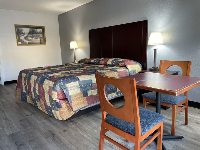 Bedroom 3, Capital Inn, Crisp