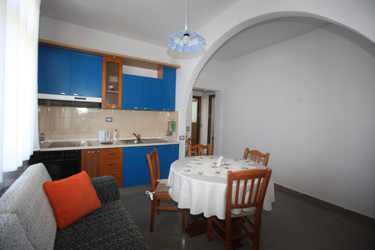 Others 5, Villa Oden, Sarandës