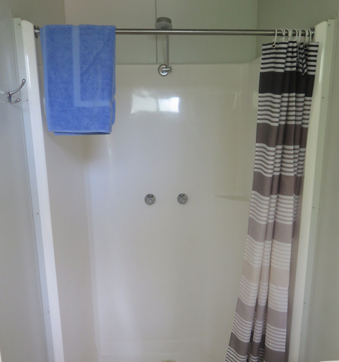Bathroom 4, Batchelor Holiday Park, Coomalie