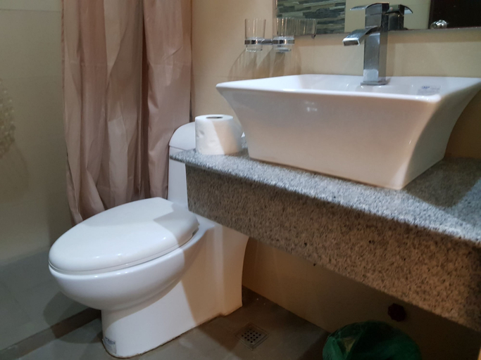 Bathroom 4, Sleep and Stay Hotel, Olongapo City