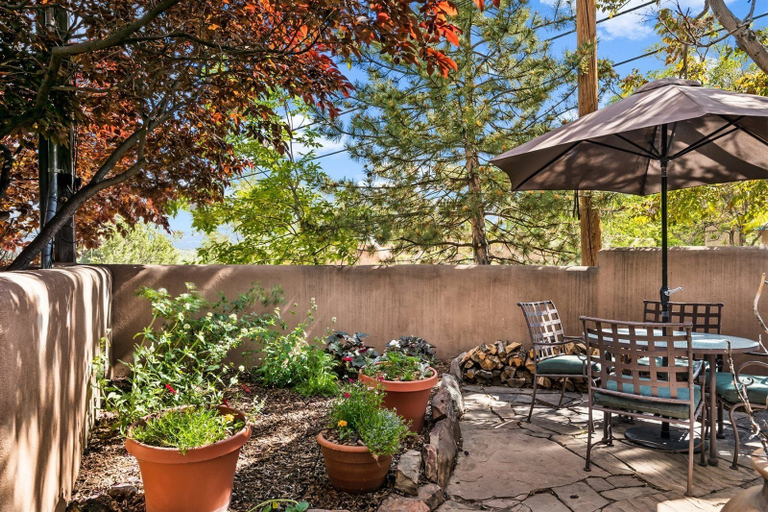 Food & Drinks, Old Santa Fe Trail - Walk Everywhere, Kiva Fireplace, Amazing Natural Light, Santa Fe