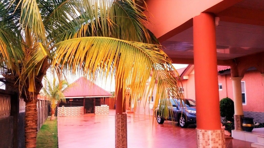 Others 5, Golden Simcha Hotel, Tema