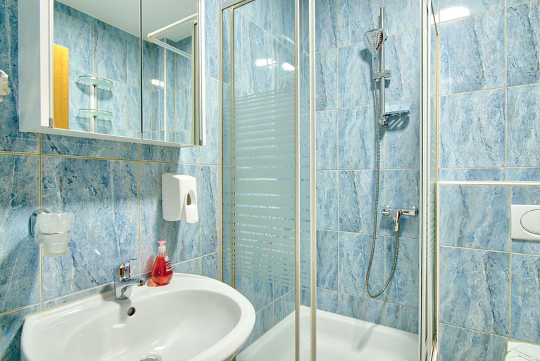 Bathroom 3, Apartment 1835, Pula