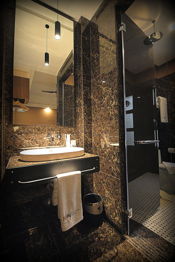 Bathroom 4, 1969 Business Suites, Kinta