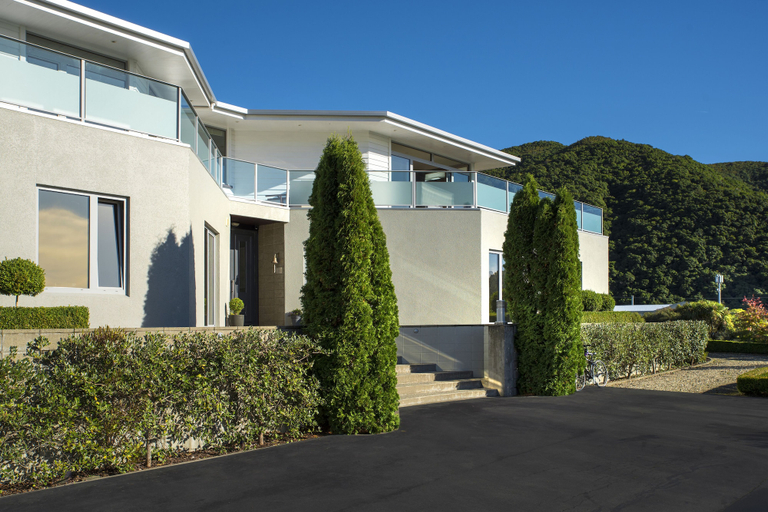 Exterior & Views