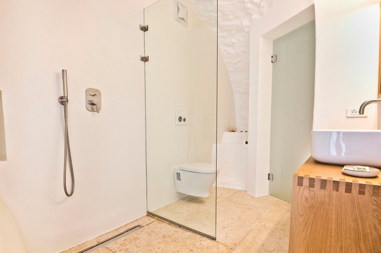 Bathroom 3, Pirgos Mavromichali, Peloponnese
