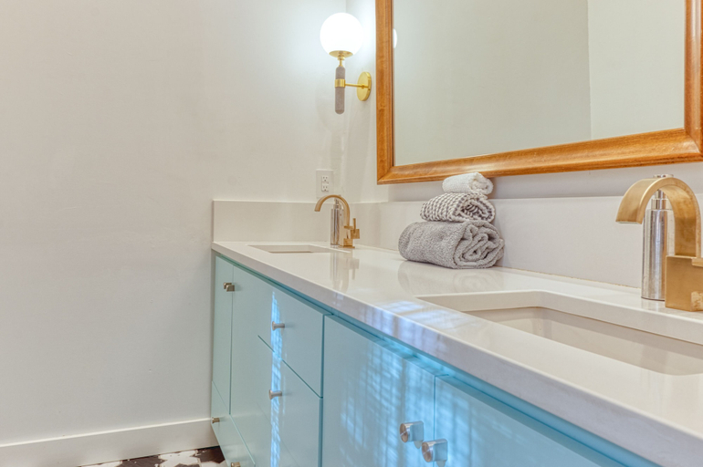 Bathroom 3, Frio River Cabins, Real