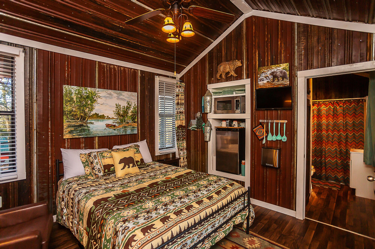 Bedroom 1, Yeti Cabin, Polk