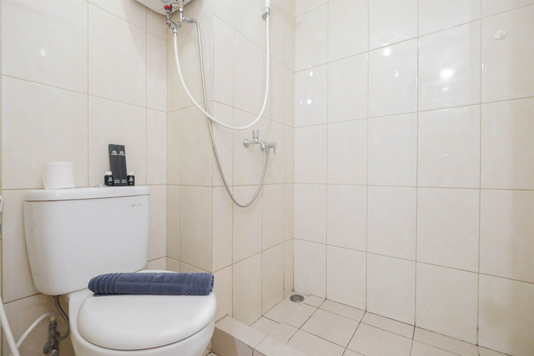 Bathroom 5, Modern Studio with Great Lake View at Springlake Summarecon Apartment By Travelio, Bekasi