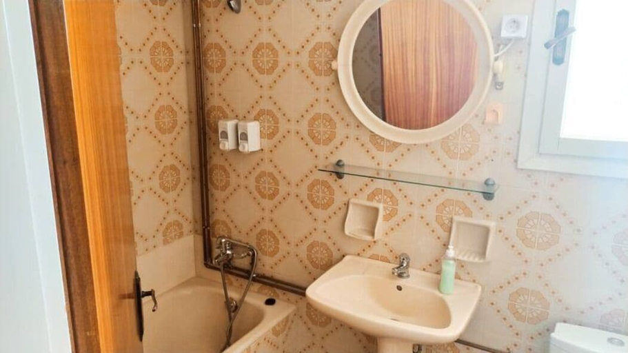 Bathroom, Cozy large family apartment sea view, Crete