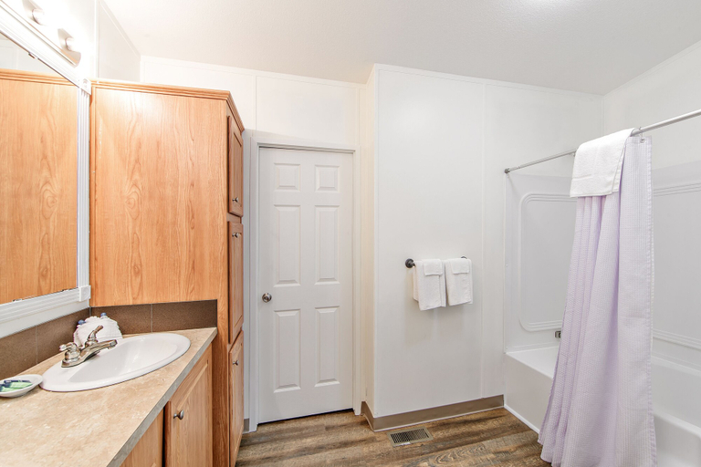 Bathroom 3, Southern Breeze Lodge, Lafourche
