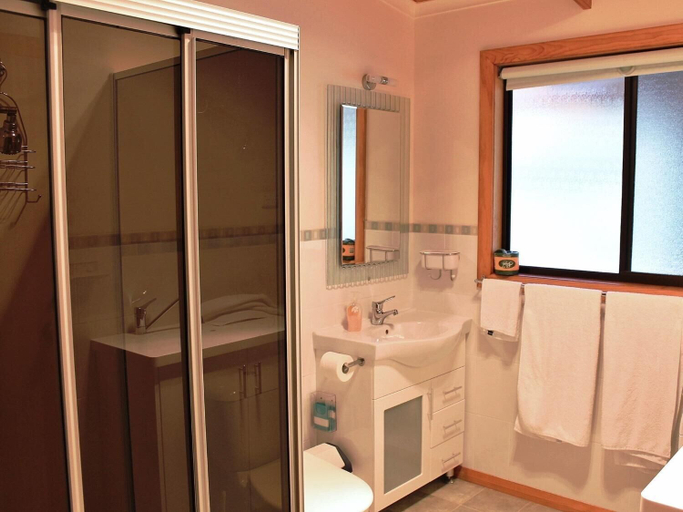 Bathroom 2, Hazards House, Glamorgan-Spring Bay