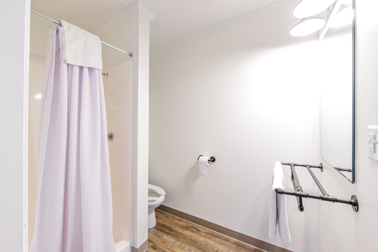 Bathroom 3, Southern Breeze Lodge, Lafourche