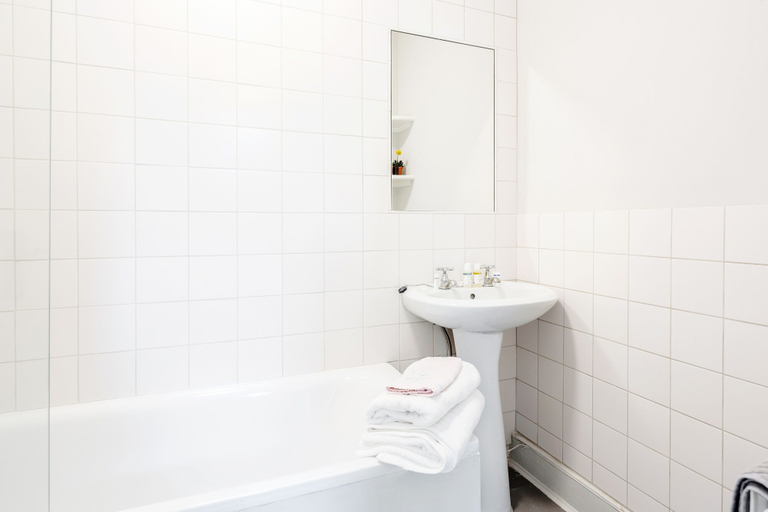 Bathroom 3, Charming Grand One bedroom, London
